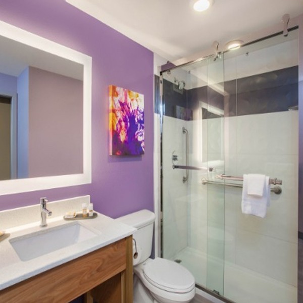 Hotel Style Bathroom La Quinta Inn by Wyndham