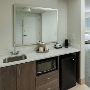 Linear Kitchenette Hampton Inn Wetbar